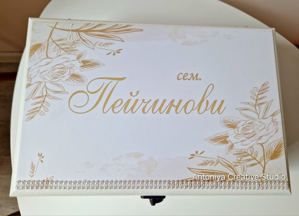 Кутия за кумове в бежово-кафяво с 2бр чаши и бутилка за пълнене