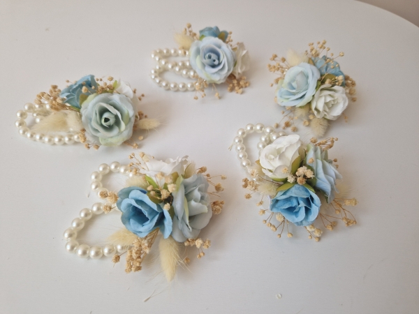 Луксозна перлена гривна в бяло и синьо